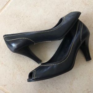 👠Liz Claiborne Flex Navy with beige saddle stitching low peep toe pumps